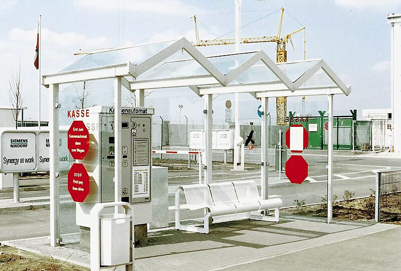 wartehalle-tangenta__shoKAT0001011 Wartehalle TANGENTA, Dachbreite x Dachtiefe 4700 mm x 2000 mm, Rück-/ Seitenwände ESG, Klarglas, auftragsbezogenes Scheibendekor in der Seitenscheibe, Stahlkonstuktion in RAL 9002 grauweiß