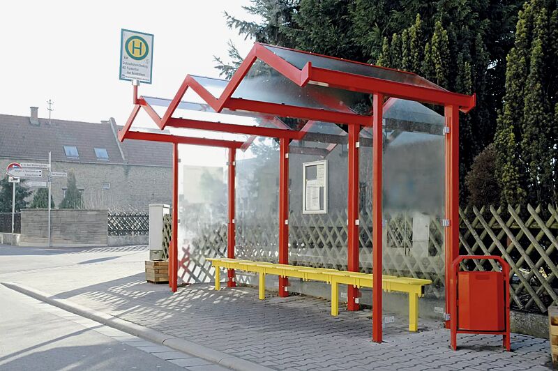 wartehalle-tangenta__shoKAT0001012 Wartehalle TANGENTA, Dachbreite x Dachtiefe 4700 mm x 2000 mm, Rück- / Seitenwände ESG, Klarglas, mit Drahtgittersitz TARVIS, Stahlkonstruktion in RAL 2002 blutorange