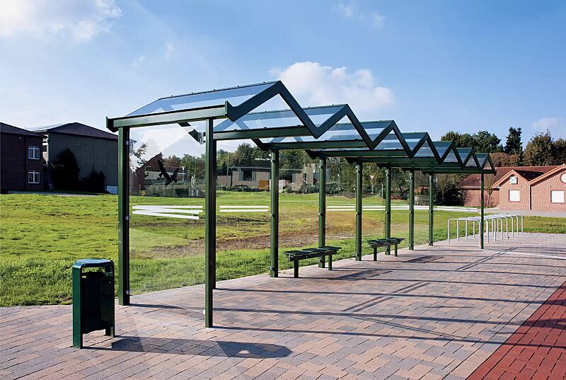 wartehalle-tangenta__shoKAT0001019 Wartehalle TANGENTA mit auftragsbezogener Anpassung, Dachbreite x Dachtiefe 10700 mm x 2000 mm, Rück- / Seitenwände ESG, Klarglas mit Siebdruckstreifen und Raubvogelaufkleber, mit Drahtgittersitz TARVIS und Abfallbehälter COVENTRY, Stahlkonstruktion in...