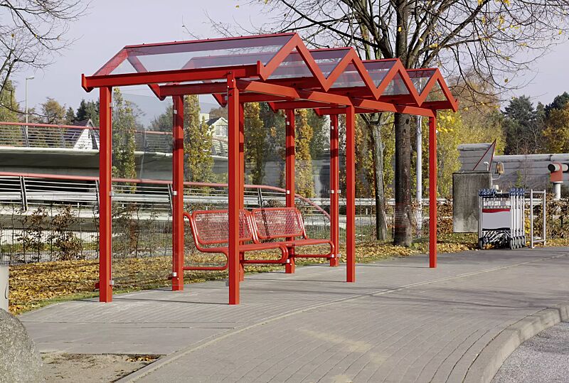 wartehalle-tangenta__shoKAT0024525 Wartehalle TANGENTA, Dachbreite x Dachtiefe 6200 mm x 2000 mm, Rück- / Seitenwände ESG, Klarglas, mit Sitzbank SESTO, Stahlkonstruktion in RAL 3020 verkehrsrot