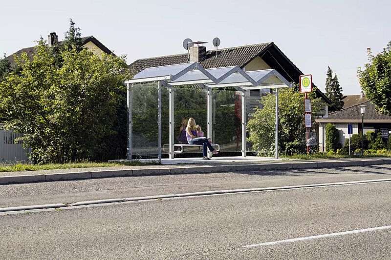 wartehalle-tangenta__shoKAT0029761 Wartehalle TANGENTA, Dachbreite x Dachtiefe 4700 mm x 2000 mm, Rück- / Seitenwände ESG, Klarglas, mit Sitzbank SESTO, Stahlkonstruktion in RAL 9006 weißaluminium