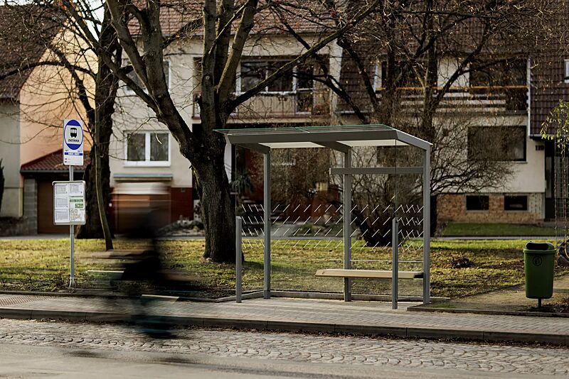 wartehalle-traxo__shoKAT0073428 Wartehalle TRAXO, Dachbreite x Dachtiefe 2800 mm x 1740 mm, Rück- / Seitenwände ESG, Klarglas, mit Siebdruckdekor, Sitzbank Thermoholz Esche, Stahlkonstruktion in RAL 7032 kieselgrau