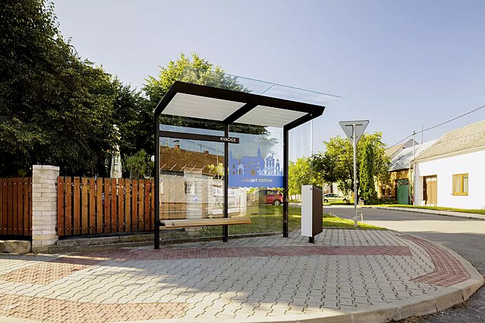 Wartehalle TRAXO, Dachbreite x Dachtiefe 2800 mm x 1740 mm, Rückwand ESG, Klarglas, mit bauseitiger Beklebung, Sitzbank Thermoholz Esche, Stahlkonstruktion in RAL 9005 tiefschwarz