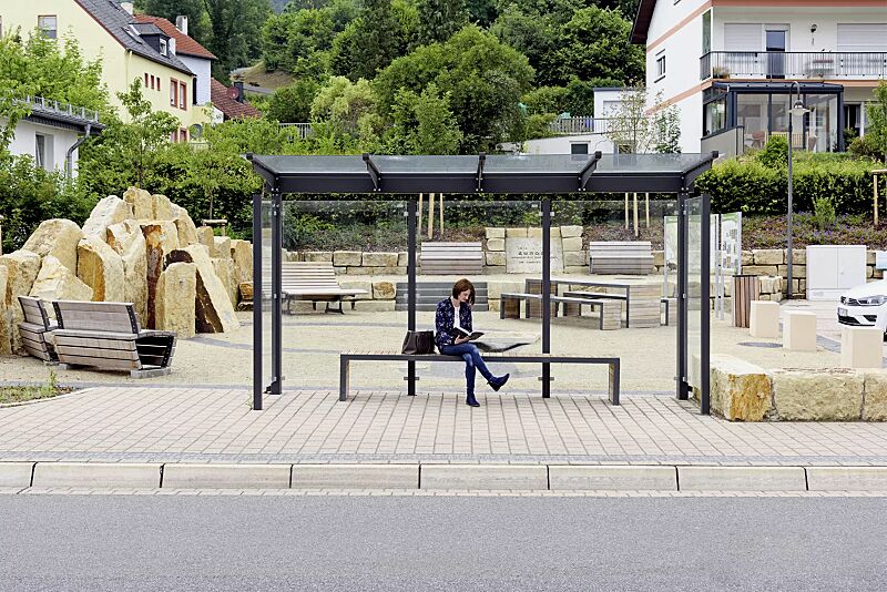 wartehalle-virgo__shoKAT0060435 Wartehalle VIRGO, einseitig, Dachbreite x Dachtiefe 4720 mm x 1800 mm, Rück- / Seitenwände ESG Klarglas, Sitzbank bauseitig, Stahlkonstruktion in DB 703 eisenglimmer