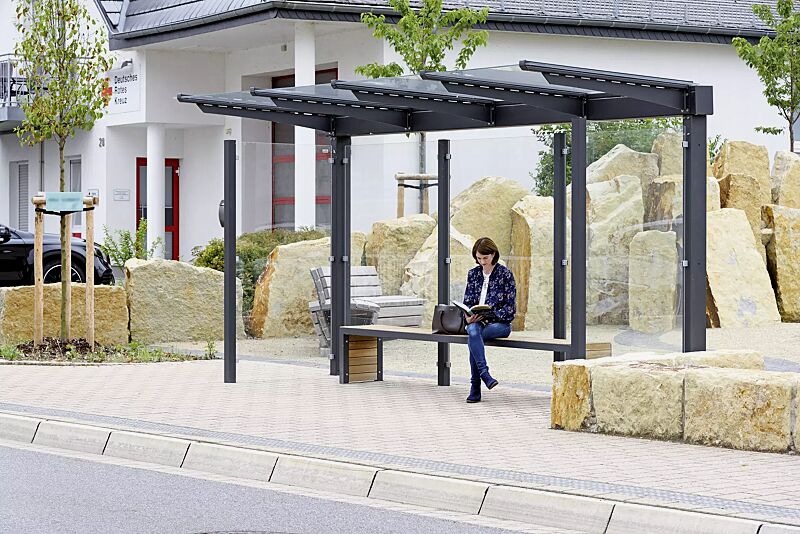 wartehalle-virgo__shoKAT0060436 Wartehalle VIRGO, einseitig, Dachbreite x Dachtiefe 4720 mm x 1800 mm, Rück- / Seitenwände ESG Klarglas, Sitzbank bauseitig, Stahlkonstruktion in DB 703 eisenglimmer