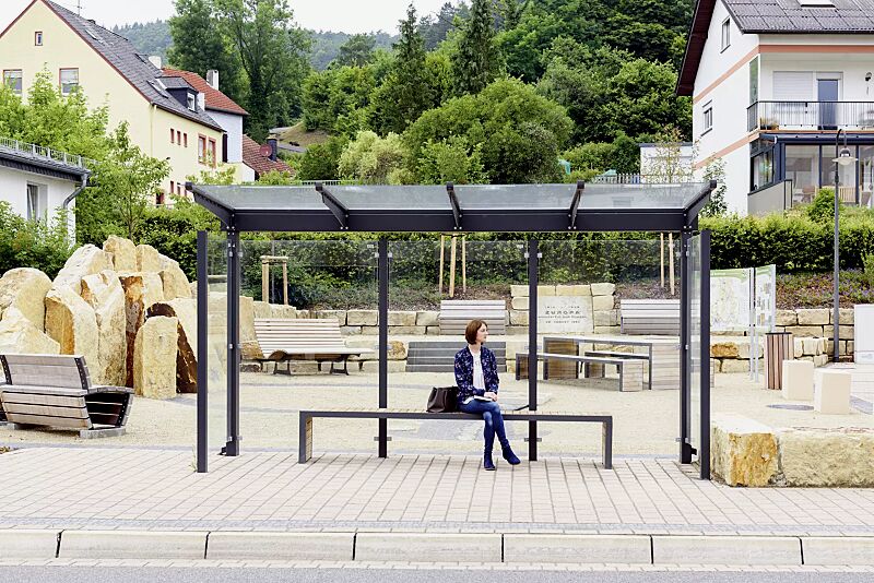 wartehalle-virgo__shoKAT0060437 Wartehalle VIRGO, einseitig, Dachbreite x Dachtiefe 4720 mm x 1800 mm, Rück- / Seitenwände ESG Klarglas, Sitzbank bauseitig, Stahlkonstruktion in DB 703 eisenglimmer