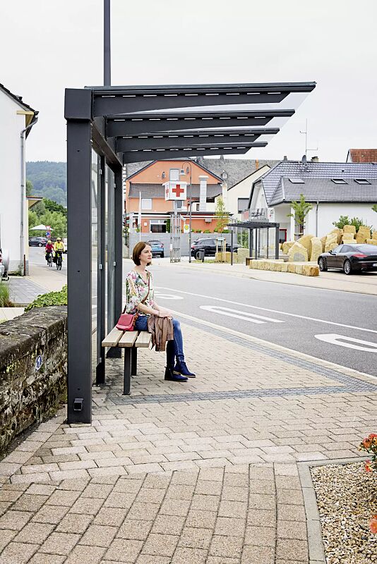 wartehalle-virgo__shoKAT0060439 Wartehalle VIRGO, einseitig, Dachbreite x Dachtiefe 3220 mm x 1800 mm, Rückwand ESG Klarglas, Sitzbank FERMO, Stahlkonstruktion in DB 703 eisenglimmer