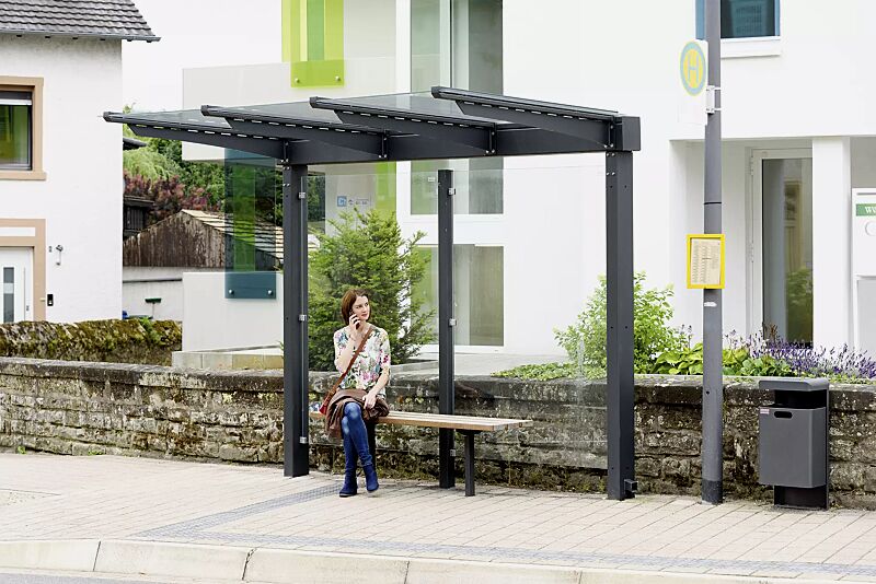 wartehalle-virgo__shoKAT0060440 Wartehalle VIRGO, einseitig, Dachbreite x Dachtiefe 3220 mm x 1800 mm, Rückwand ESG Klarglas, Sitzbank FERMO sowie Abfallbehälter HALIFAX, Stahlkonstruktion in DB 703 eisenglimmerWartehalle VIRGO, Dachbreite x Dachtiefe 3220 mm x 1800 mm, Stahlkonstruk...