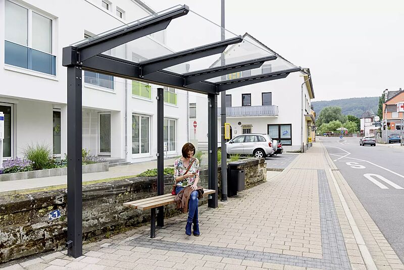 wartehalle-virgo__shoKAT0060441 Wartehalle VIRGO, einseitig, Dachbreite x Dachtiefe 3220 mm x 1800 mm, Rückwand ESG Klarglas, Sitzbank FERMO sowie Abfallbehälter HALIFAX, Stahlkonstruktion in DB 703 eisenglimmer