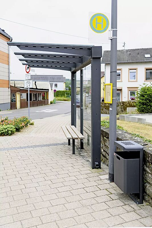 wartehalle-virgo__shoKAT0060442 Wartehalle VIRGO, einseitig, Dachbreite x Dachtiefe 3220 mm x 1800 mm, Rückwand ESG Klarglas, Sitzbank FERMO sowie Abfallbehälter HALIFAX, Stahlkonstruktion in DB 703 eisenglimmer