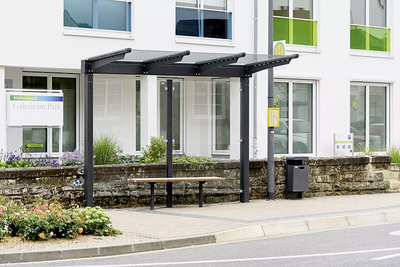 wartehalle-virgo__shoKAT0060443 Wartehalle VIRGO, einseitig, Dachbreite x Dachtiefe 3220 mm x 1800 mm, Rückwand ESG Klarglas, Sitzbank FERMO sowie Abfallbehälter HALIFAX, Stahlkonstruktion in DB 703 eisenglimmer