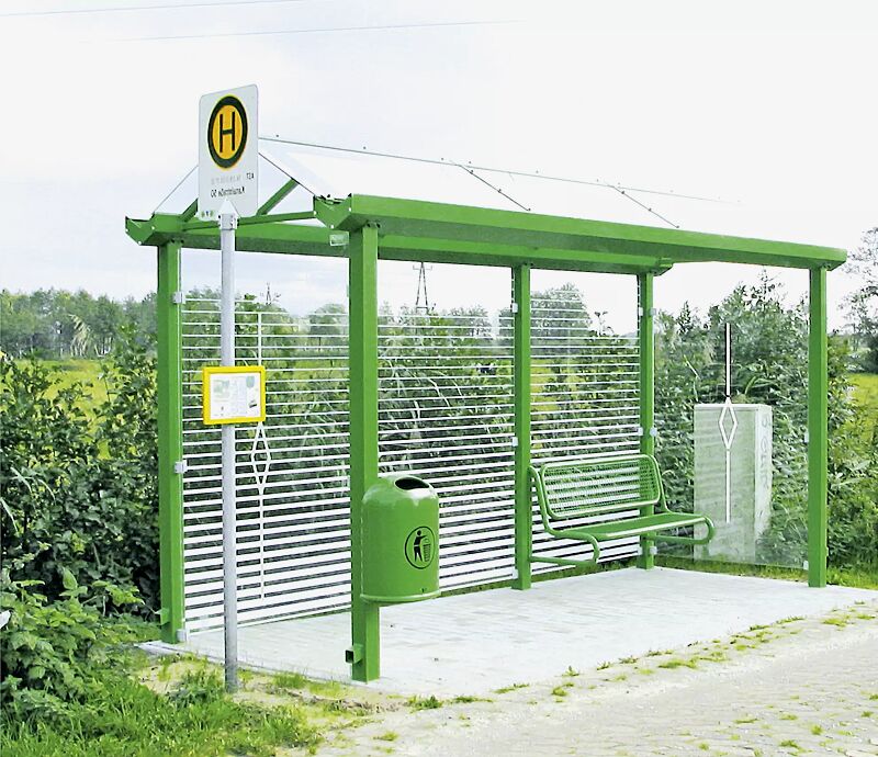 wartehalle-waage__shoKAT0000521 Wartehalle WAAGE, Dachbreite x Dachtiefe 4900 mm x 1765 mm, Rück- / Seitenwände ESG, Klarglas mit Siebdruckstreifen, Sitzbank SESTO, Abfallbehälter DERBY, Stahlkonstruktion in RAL 6010 grasgrün