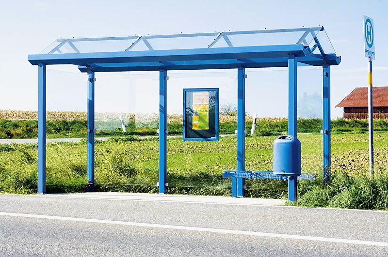 wartehalle-waage__shoKAT0014863 Wartehalle WAAGE, Dachbreite x Dachtiefe 4900 mm x 1765 mm, Rück- / Seitenwände ESG, Klarglas, Drahtgittersitz TARVIS, Schaukasten ELLAS, Abfallsammler DERBY, Stahlkonstruktion in RAL 5017 verkehrsblau