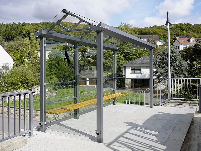 wartehalle-waage__shoKAT0023126 Wartehalle WAAGE, Dachbreite x Dachtiefe 4900 mm x 1765 mm, mit zusätzlicher Absturzsicherung, mit Rück- / Seitenwänden ESG, Klarglas sowie Sitzbank mit Holzbelattung, Stahlkonstruktion in DB 703 eisenglimmer