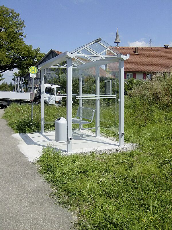 wartehalle-waage__shoKAT0023127 Wartehalle WAAGE, Dachbreite x Dachtiefe 3400 mm x 1765 mm, Sitzbank SESTO und Abfallbehälter DERBY, Rück- / Seitenwände mit Siebdruckstreifen, Stahlkonstruktion in RAL 9006 weißaluminium Wartehalle WAAGE Dachbreite x Dachtiefe 3400 mm x 1765 mm, Stah...