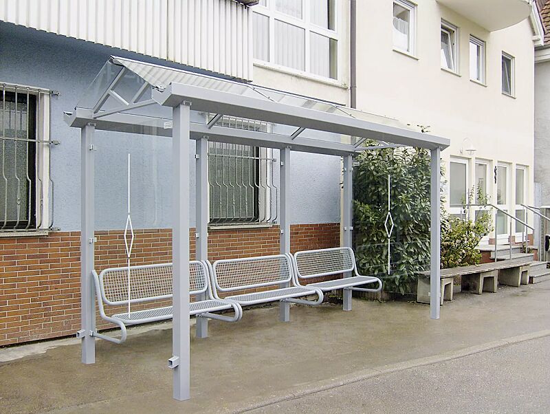 wartehalle-waage__shoKAT0023128 Wartehalle WAAGE, Dachbreite x Dachtiefe 4900 mm x 1765 mm, Seitenwände ESG, Klarglas mit keramischen Siebdruck Rautenmotiv, Sitzbank SESTO, Stahlkonstruktion in RAL 9006 weißaluminium