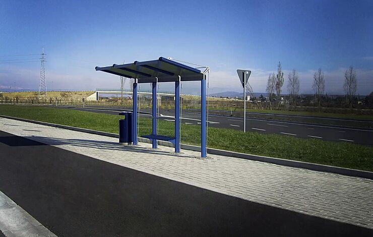 Wartehalle YCARO, Dachbreite x Dachtiefe 3310 mm x 1743 mm, Handlauf und Sitzbank mittig, mit Abfallbehälter HERA, Stahlkonstruktion in RAL 5010 enzianblau