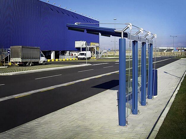 Wartehalle YCARO, Dachbreite x Dachtiefe 3310 mm x 1743 mm, Handlauf und Sitzbank mittig, mit Abfallbehälter HERA, Stahlkonstruktion in RAL 5010 enzianblau