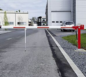 Wegesperre BORAS NEW zum Aufdübeln, mit höhenverstellbarer Pendelstütze und Standardverriegelung durch Bolzen für Vorhängeschloss