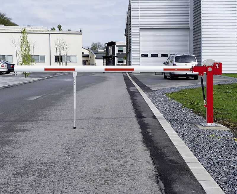 Wegesperre BORAS NEW zum Aufdübeln, mit höhenverstellbarer Pendelstütze und Standardverriegelung durch Bolzen für Vorhängeschloss