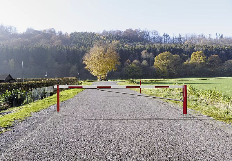 wegesperre-flen__shoKAT0024395 Wegesperre FLEN zum Aufdübeln, mit Diagonalstrebe und zwei höhenverstellbaren Auflagestützen, Sperrbreite 4,5 m