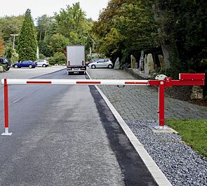 Wegesperre MOTALA NEW zum Aufdübeln mit integriertem Gegengewicht, mit höhenverstellbarer Auflagestütze und Standardverriegelung durch Bolzen für Vorhängeschloss