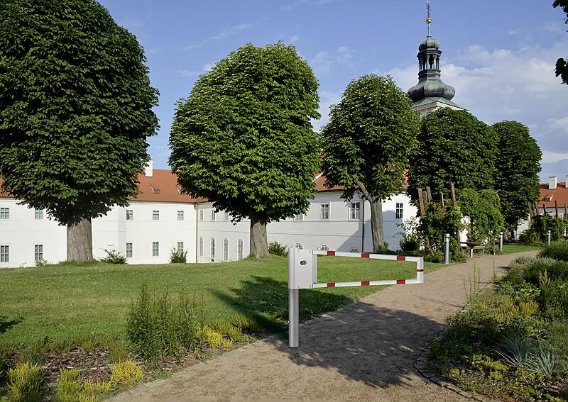 wegesperre-raahe__shoKAT0064620 Wegesperre RAAHE, Sperrbreite 1,5 m, feuerverzinkt und weiß pulverbeschichtet mit roten Reflexstreifen