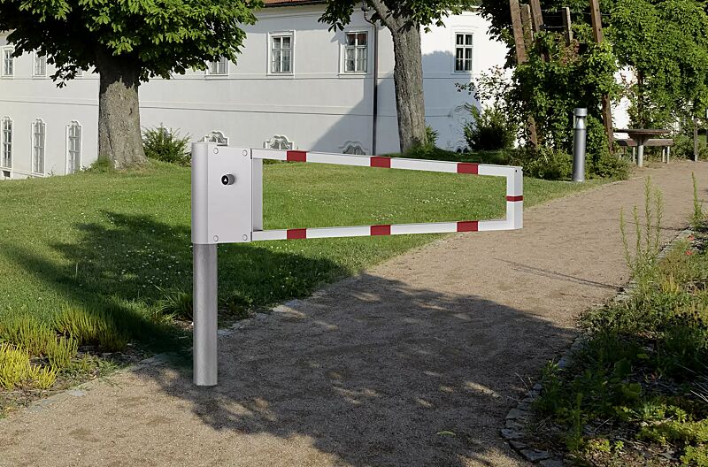 Wegesperre RAAHE, Sperrbreite 1,5 m, feuerverzinkt und weiß pulverbeschichtet mit roten Reflexstreifen 