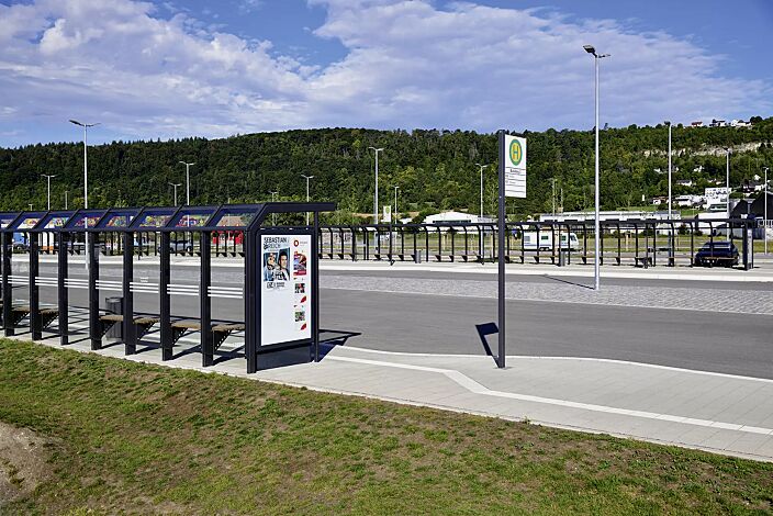 Werbevitrine CITY-LIGHT doppelseitig, mit Monofuß (Zubehör), in RAL 7016 anthrazitgrau, sowie Wartehalle SATURN und Sitzbank ARES