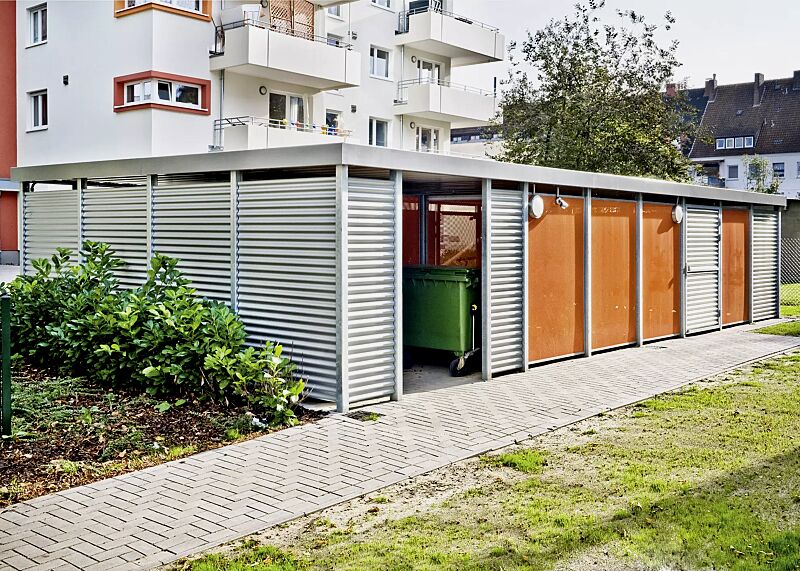 wertstoffueberdachung-flexi-box__shoKAT0024234 FLEXI-BOX mit auftragsbezogener Anpassung als Kombination Fahrradüberdachung / Wertstoffumhausung, Dachbreite x Dachtiefe 12300 mm x 6300 mm, Wandelemente Lochblech pulverbeschichtet in RAL 2003 pastellorange bzw. Aluminiumwellblech, Drehflügeltür, ein...