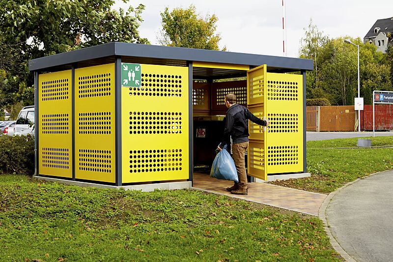 wertstoffueberdachung-flexi-box__shoKAT0056276 Wertstoffüberdachung FLEXI-BOX, Dachbreite x Dachtiefe 4800 mm x 3300 mm, auftragsbezogene Anpassung der Wandelemente und Drehflügeltür, einflügelig, mit Kreislochmuster, Stahlkonstruktion in RAL 7016 anthrazitgrau, Wandelemente in RAL 1023 verkehrsgel...