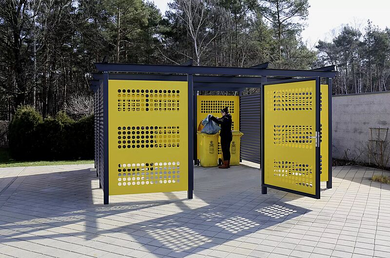 Wertstoffumhausung FLEXI-BOX, Dachbreite x Dachtiefe 4900 mm x 4900 mm, für 6 Stück Abfallgroßbehälter, Stahlkonstruktion in RAL 7016 anthrazitgrau, mit Wandelemente Aluminiumwellblech bzw. Stahlblech mit Kreislochmuster in RAL 1023 verkehrsgelb