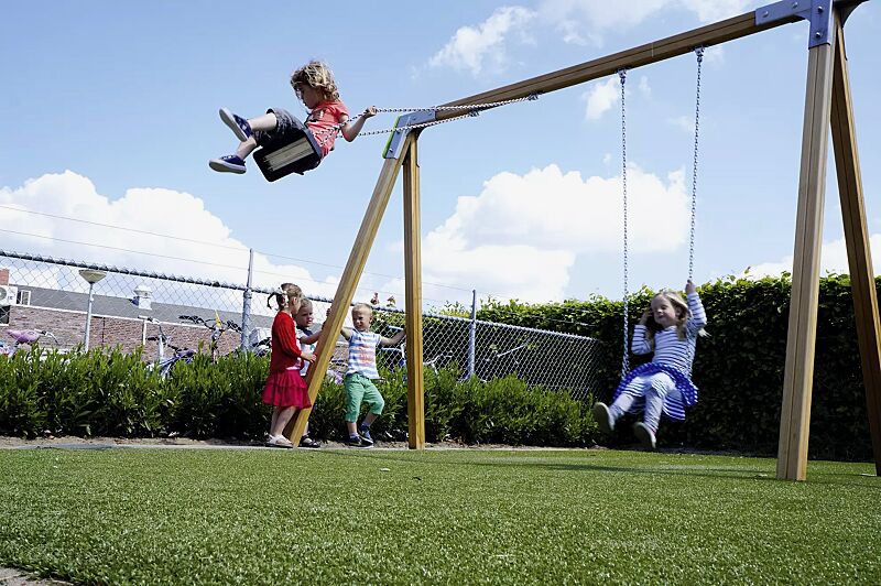 zweifachschaukel-twins__shoKAT0053362 Zweifachschaukel TWINS mit 2 Standard-Sicherheitsschaukelsitzen, Schaukelbalken aus Holz