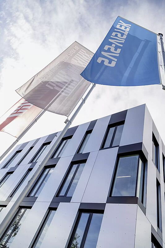 zylindrischer-aluminium-fahnenmast-variation__shoKAT0069911 Zylindrischer Aluminium-Fahnenmast VARIATION mit Ausleger